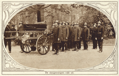 300993 Afbeelding van slangenwagen nr. 5 van de Utrechtse brandweer met enkele brandweermannen.N.B. De foto is genomen ...